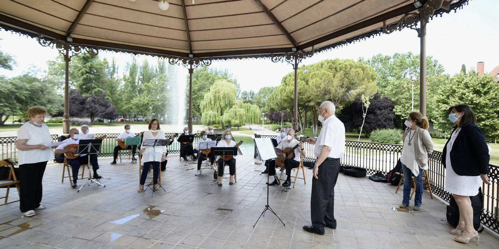 La Orquesta de Pulso y Púa “Entre Amigos” celebran el fin de curso grabando una pieza musical