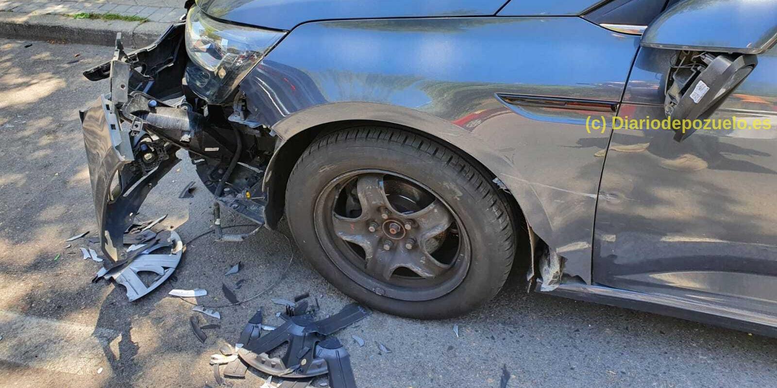 Un conductor impacta contra dos coches aparcados en la Avenida de Europa y se da a la fuga