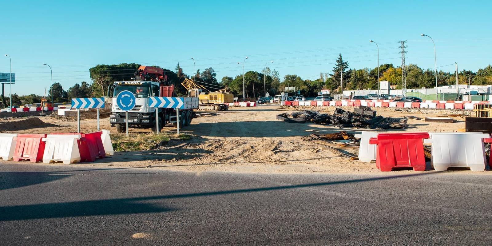 La alcaldesa supervisa el avance de la obra de soterramiento de la rotonda de la M-503 La alcaldesa supervisa el avance de la obra de soterramiento de la rotonda de la M-503