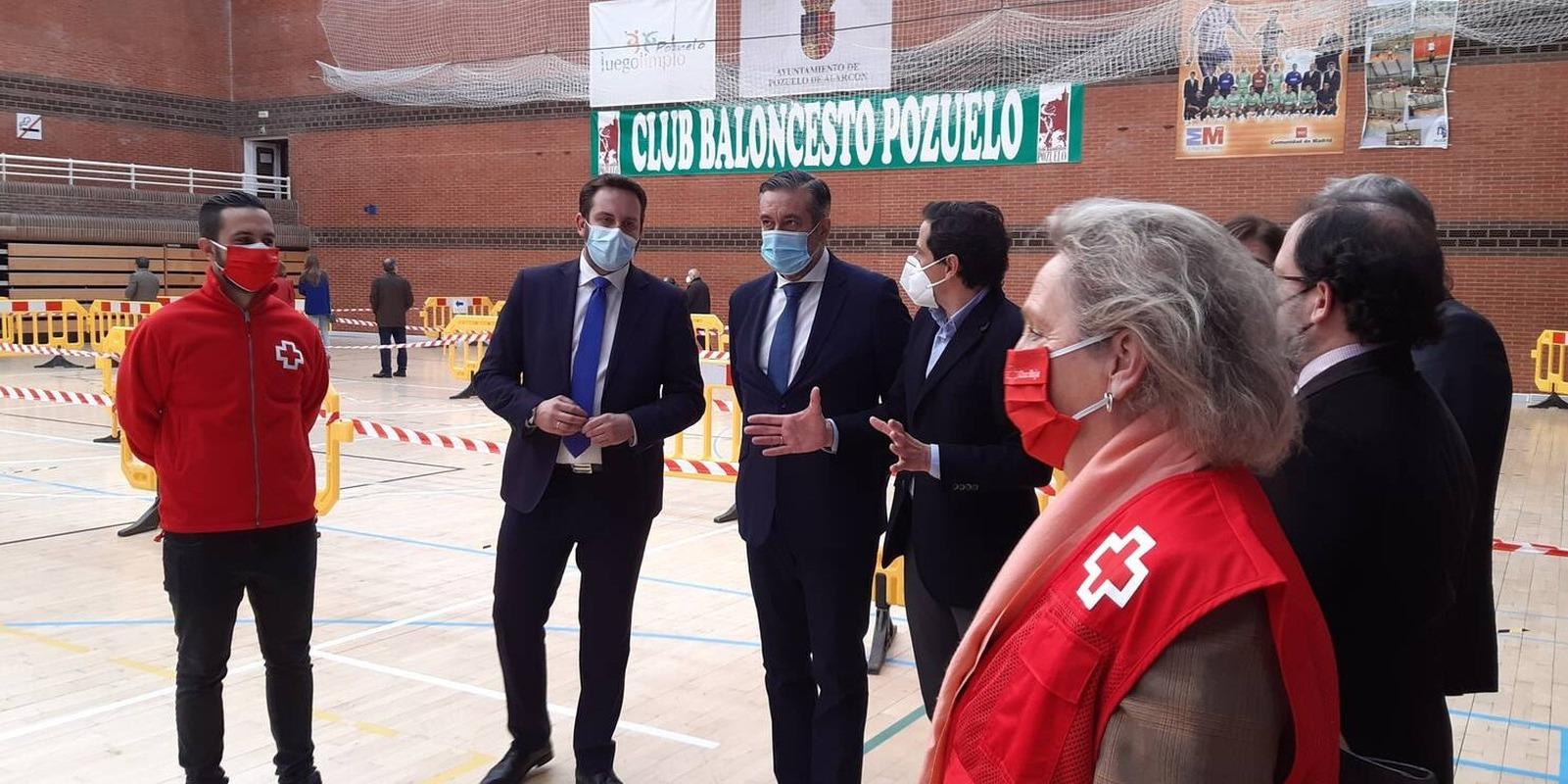 Enrique López visita El Torreón para conocer el dispositivo para la detección del coronavirus en Pozuelo