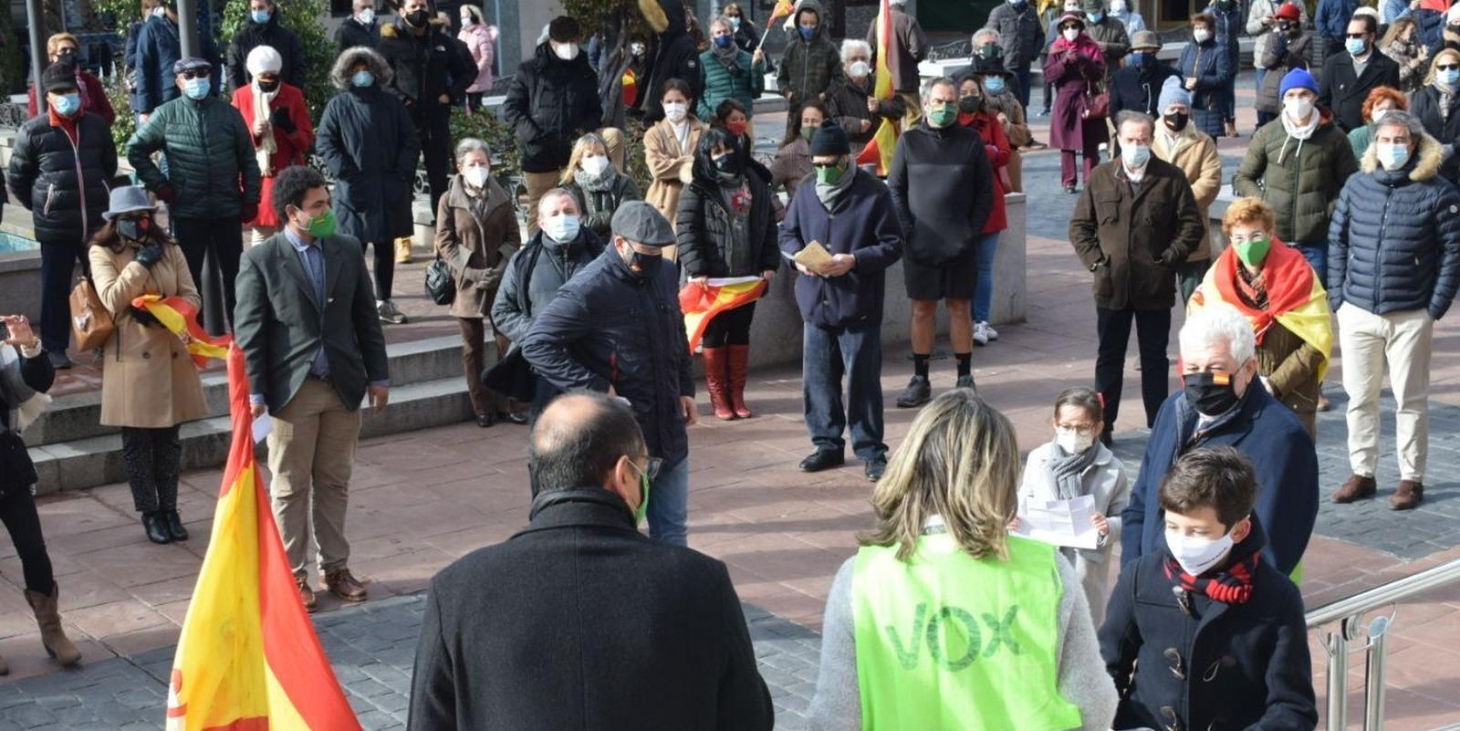 VOX Pozuelo congrega a cientos de vecinos en la Plaza Mayor en defensa de la legalidad constitucional