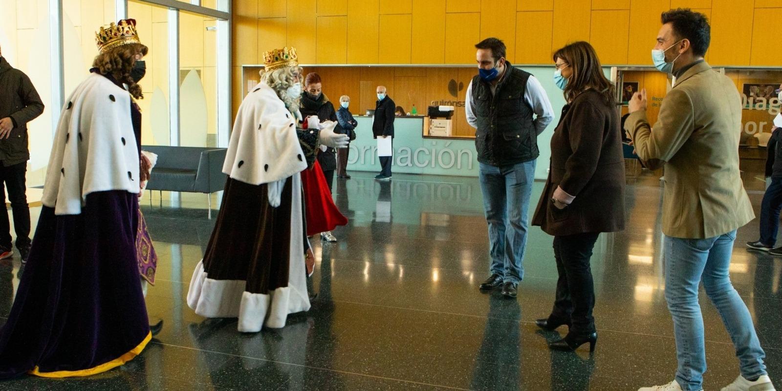 Los Reyes Magos visitan a los niños hospitalizados en Quirón