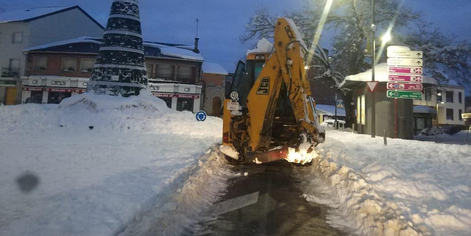 Nueve máquinas y más de cien operarios trabajan para despejar de nieve las calles de Pozuelo