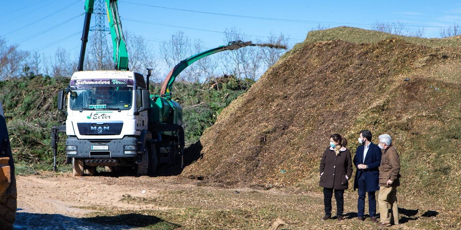 El Ayuntamiento continúa con los trabajos de trata de los restos vegetales del temporal