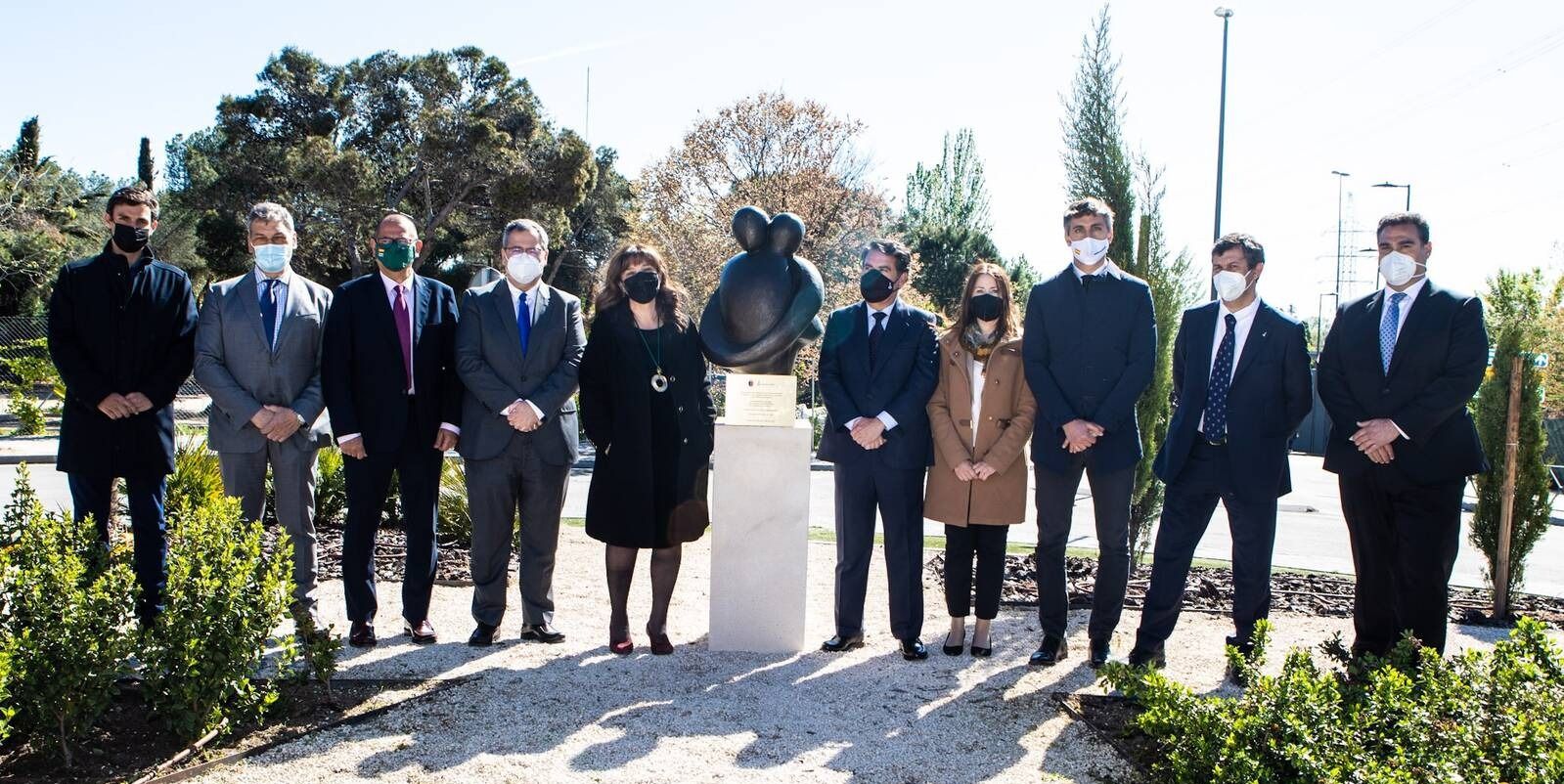 ‘El abrazo que nos une’: La escultura que recuerda en Pozuelo a los fallecidos durante la pandemia
