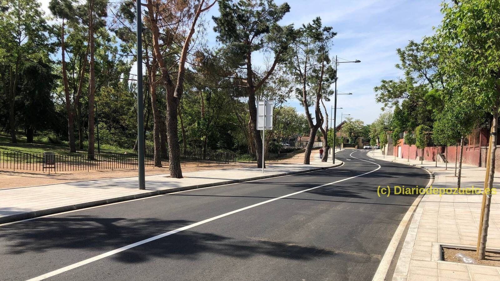 El tráfico regresa a la calle Javier Fernández Golfín tras las obras de mejora en la zona   