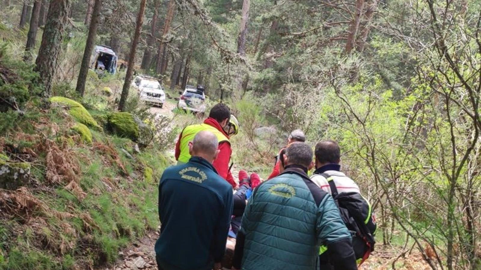 La Guardia Civil rescata a una pozuelera que se cayó cuando subía al puerto de Navacerrada