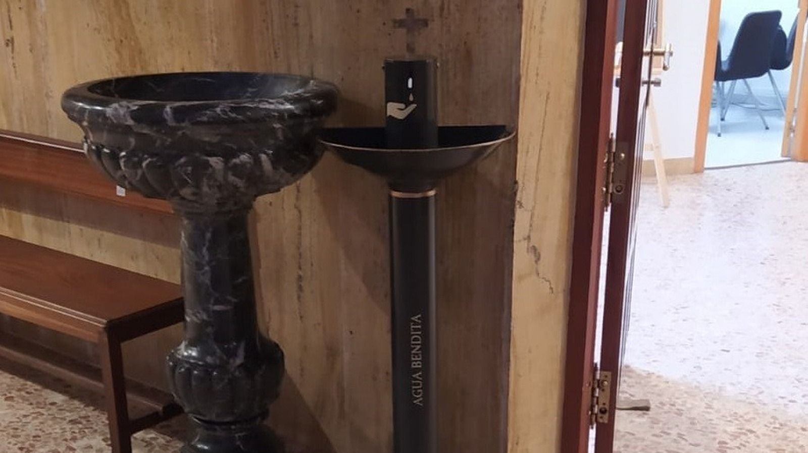La parroquia Nuestra Señora del Carmen instala un dispensador de agua bendita para reducir el riesgo de contagio