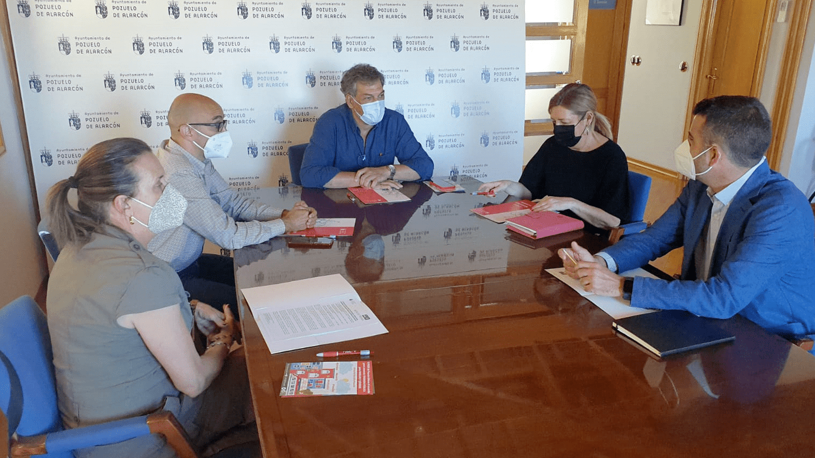 El PSOE de Pozuelo mantiene una reunión con los diputados socialistas Marta Bernardo y Gonzalo Pastor