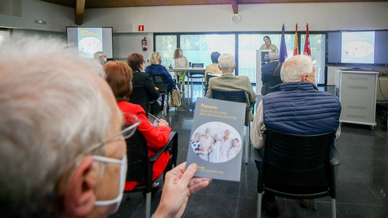 El Ayuntamiento edita una guía para dar a conocer los servicios municipales para mayores
