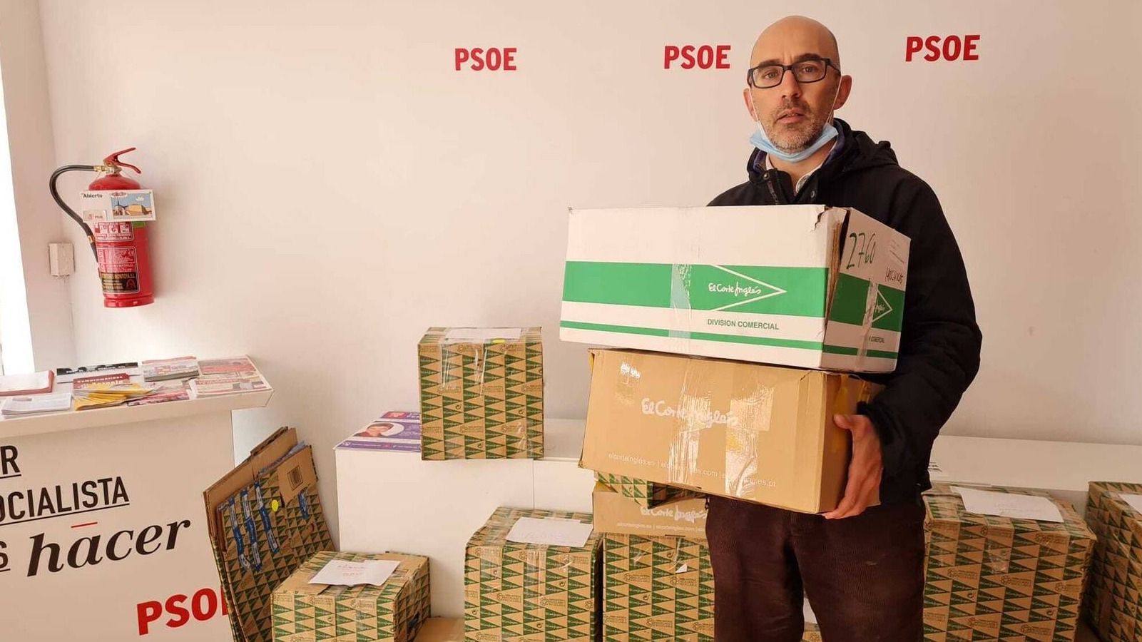 El PSOE de Pozuelo entrega la ayuda humanitaria para Ucrania recogida en su sede 