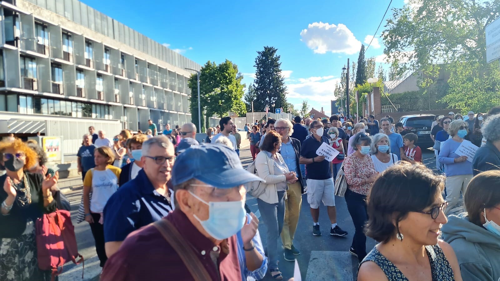 Más de 400 personas protestan contra el cierre de las urgencias en la calle Emisora