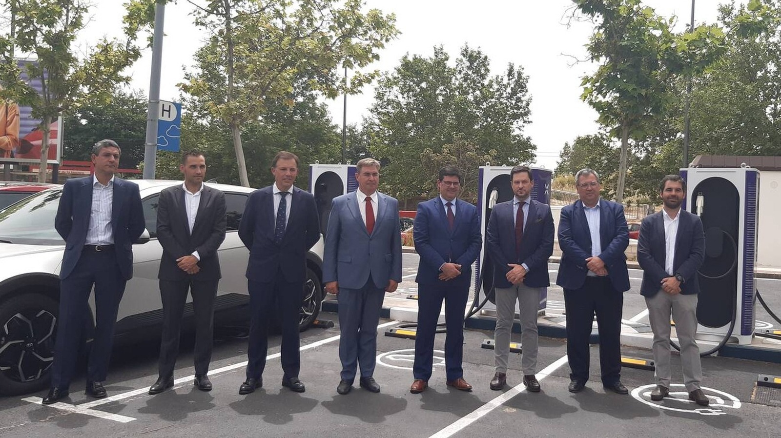 Una delegación de Uruguay visita la electrolinera de Pozuelo