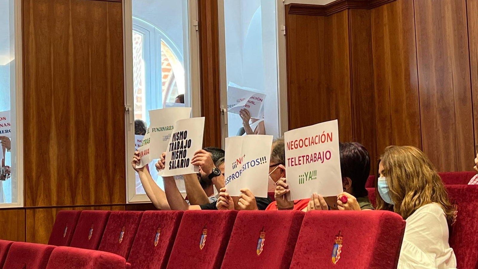 Trabajadores municipales protestan contra el Gobierno de Quislant durante el Pleno