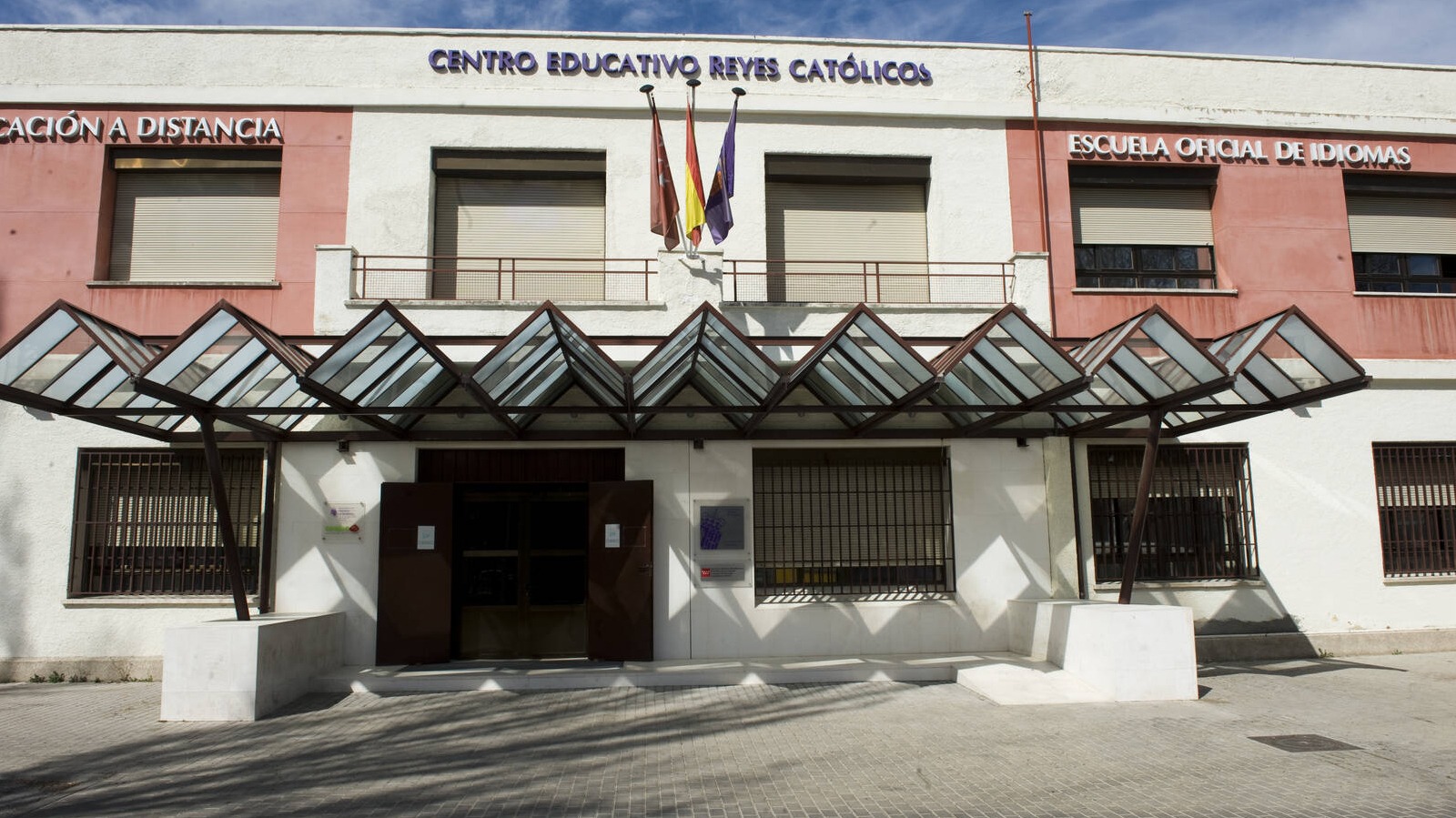 Ya se pueden solicitar los cursos de Formación Municipal de Adultos del Centro Educativo Reyes Católicos