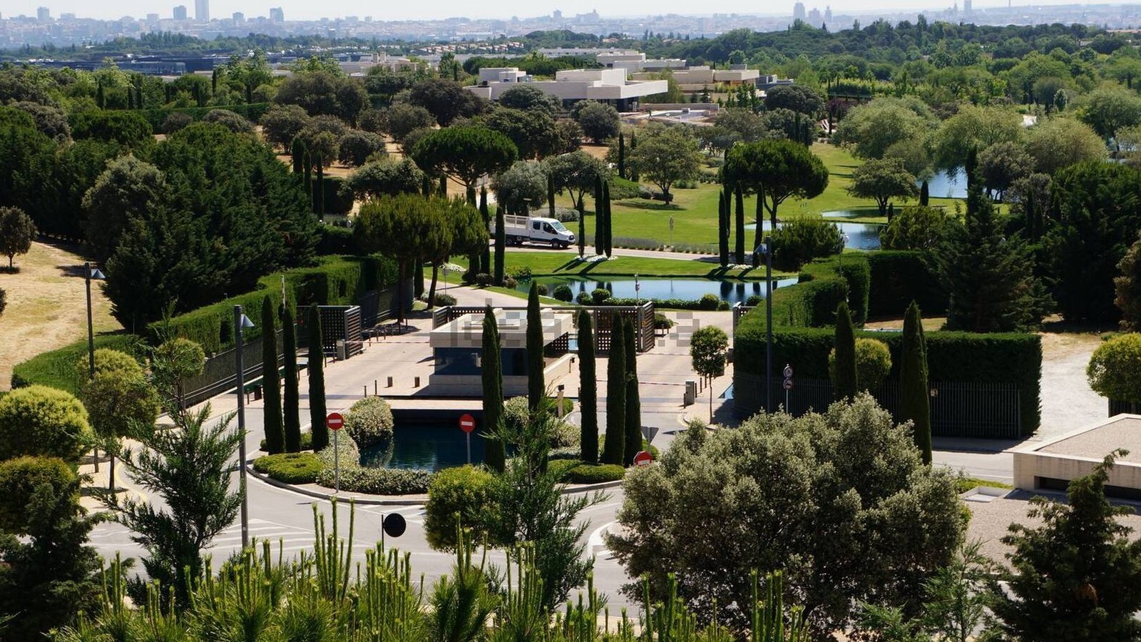 Morata y Campello, multados por talar árboles sin autorización en su vivienda de La Finca en Pozuelo