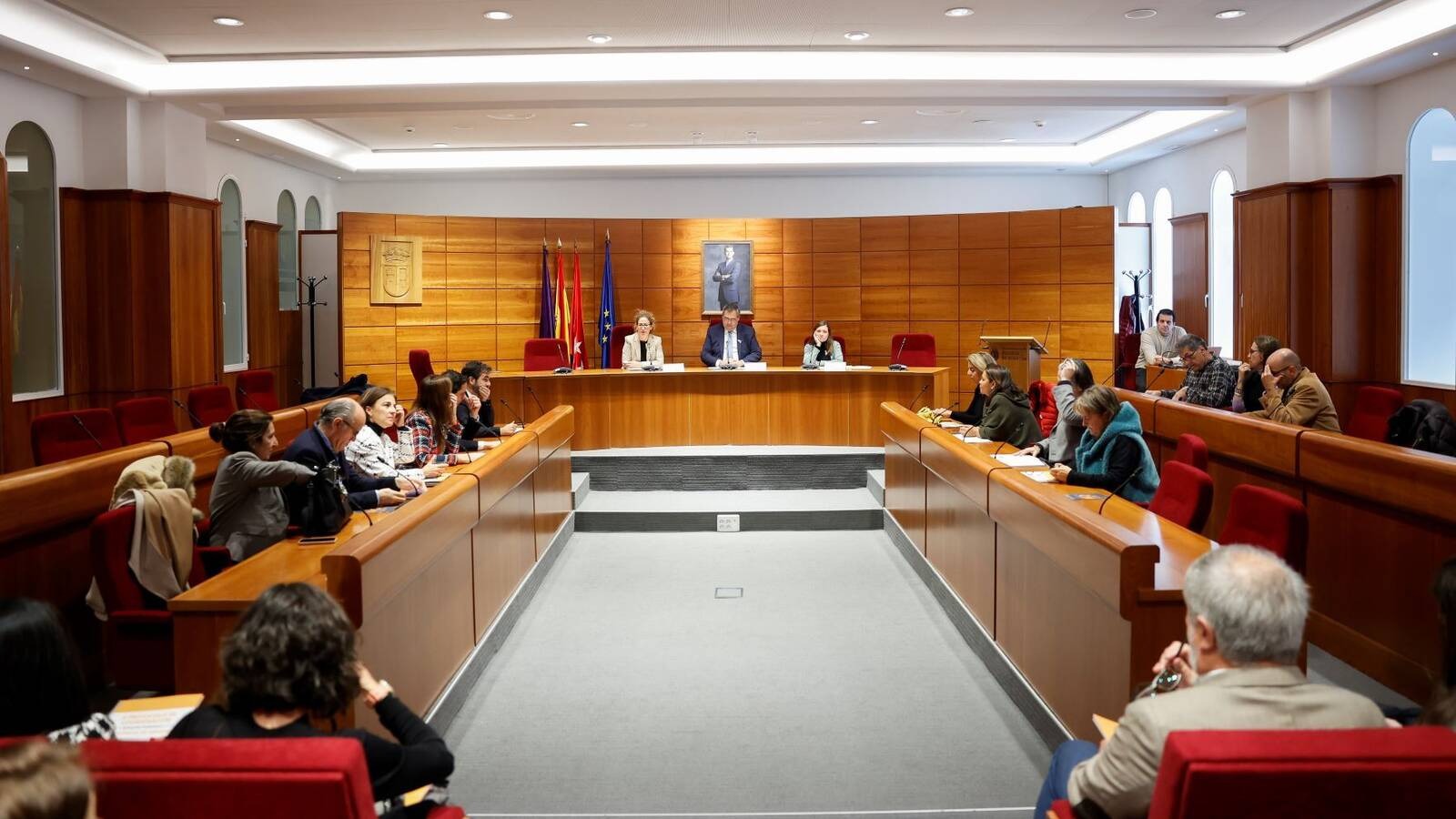 Pozuelo conmemora el 25N con la lectura de un comunicado, un minuto de silencio y un nuevo protocolo de actuación