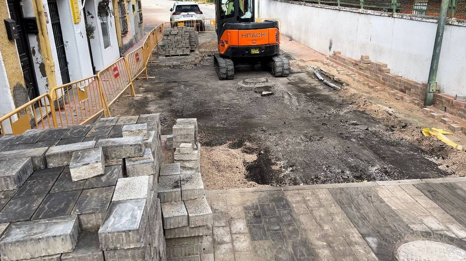 El Ayuntamiento de Pozuelo levanta un tramo recién rehabilitado en una calle de la Estación