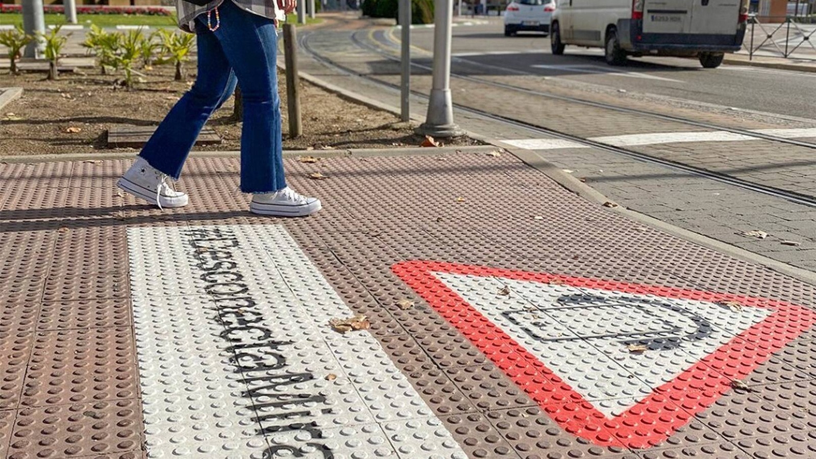 ‘Desconecta, mira y cruza’, la nueva campaña de Metro Ligero Oeste para jóvenes destinada a mejorar la seguridad vial