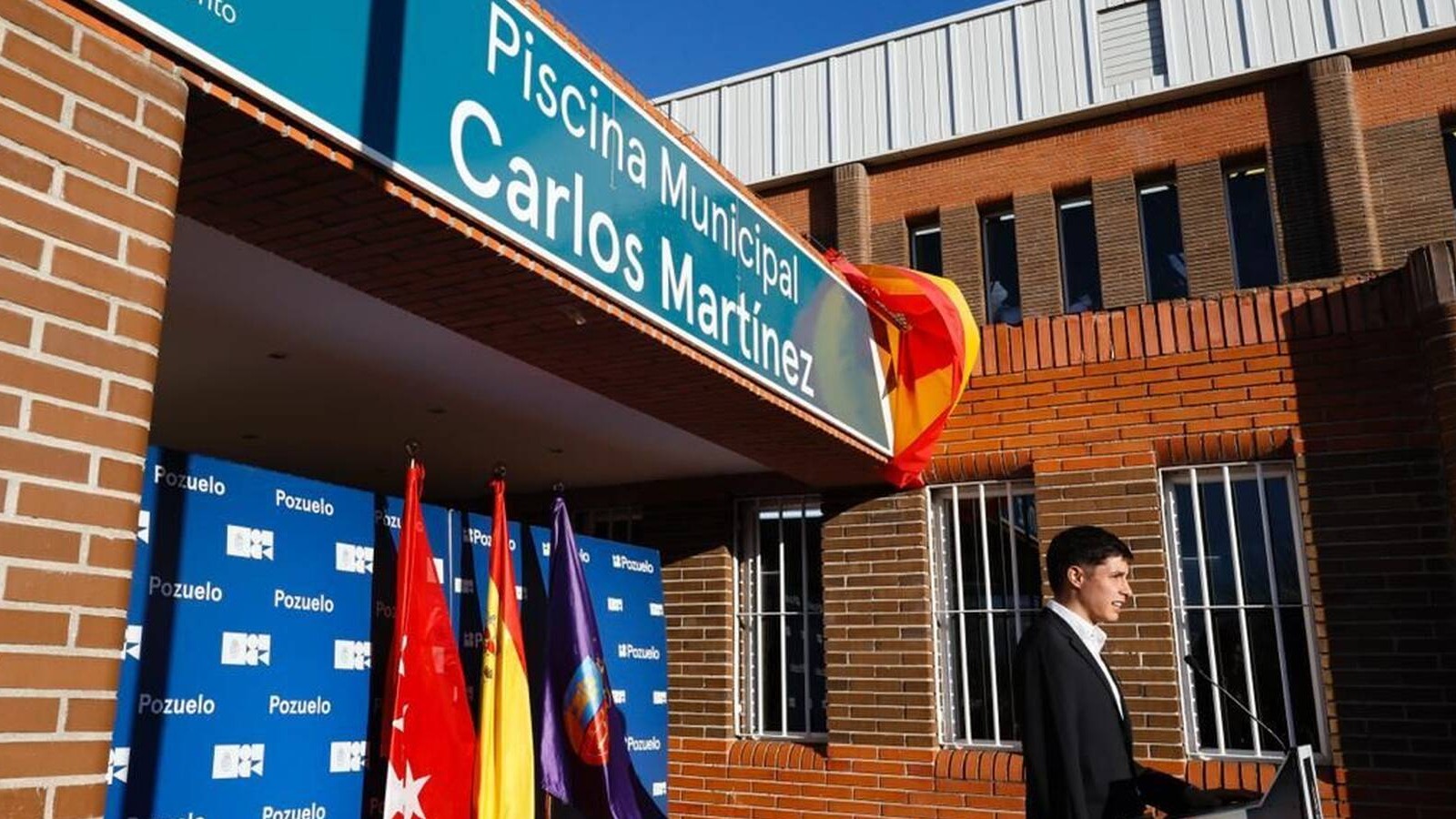 El nadador olímpico Carlos Martínez ya pone nombre a la piscina de El Torreón