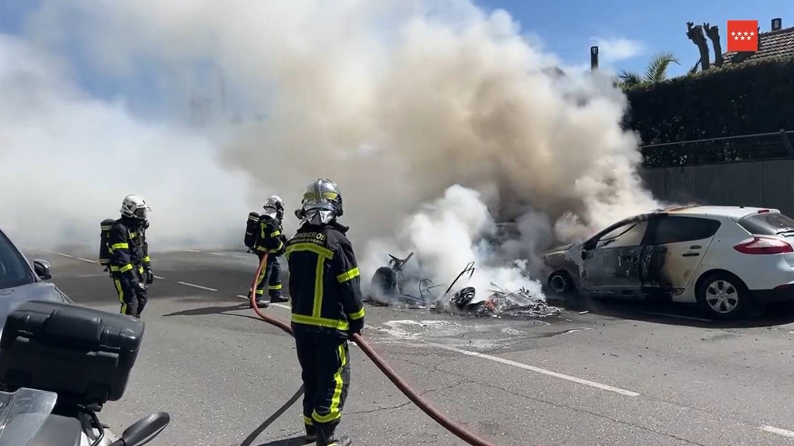 Un incendio calcina tres vehículos en Prado del Rey