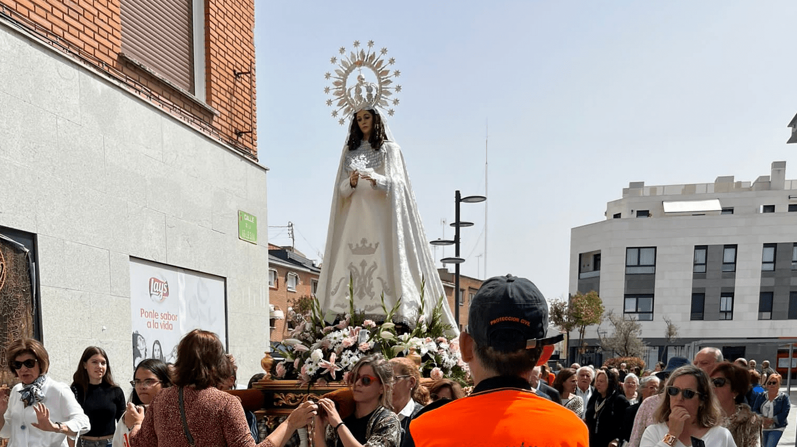 La tradicional Procesión del Encuentro y la tirada de “Las Aleluyas” pone fin a la Semana Santa en Pozuelo