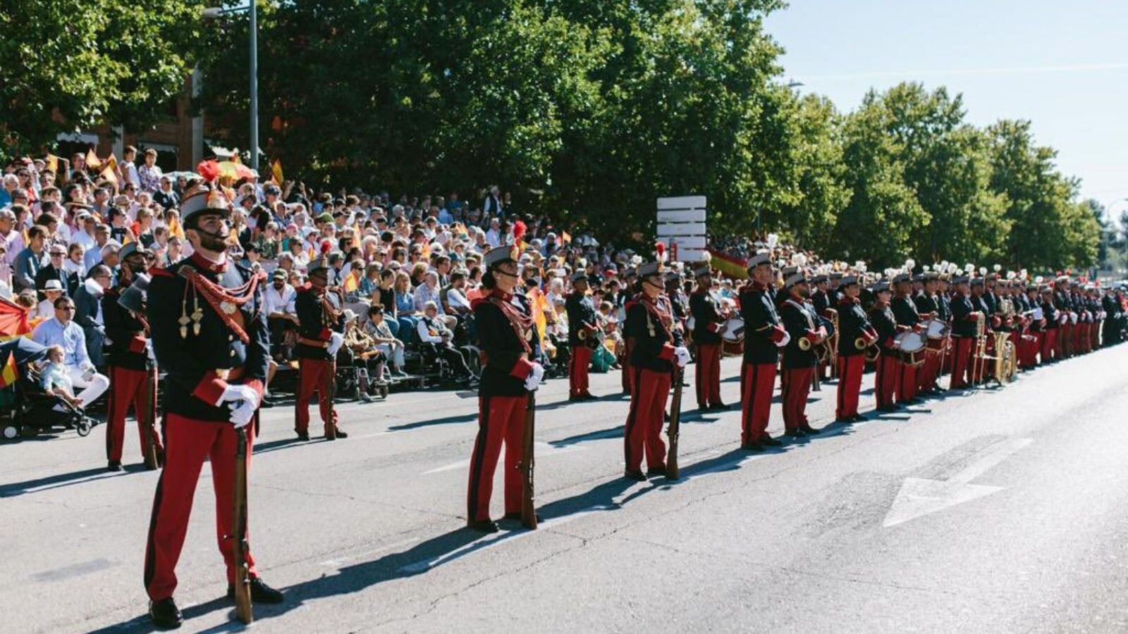 Cientos de vecinos de Pozuelo se unen al homenaje a la Bandera de España