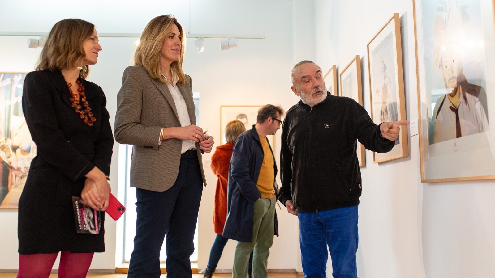 La Alcaldesa de Pozuelo visita la exposición sobre la Movida Madrileña en el Centro Cultural Padre Vallet