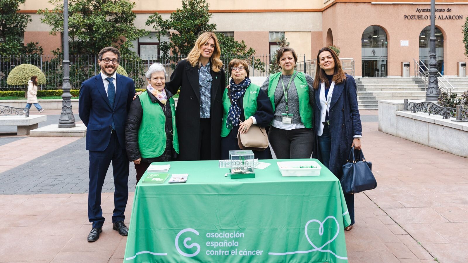 Pozuelo apoya la lucha contra el cáncer infantil con la visita de Tejero a la mesa de la AECC