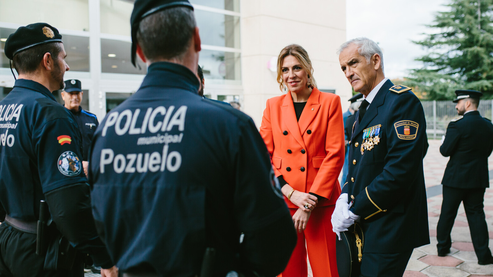 Fotografía de la alcaldesa con policías