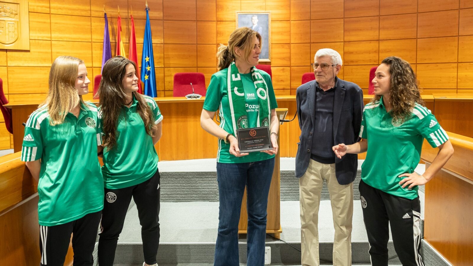 Paloma Tejero recibe al CF Pozuelo femenino tras su ascenso a 2ª RFEF