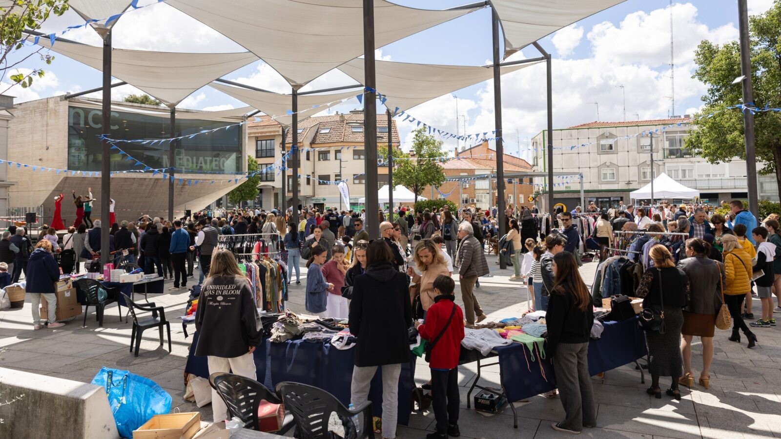 Pozuelo celebra su primer Mercado de Segunda Vida en el centro de la localidad