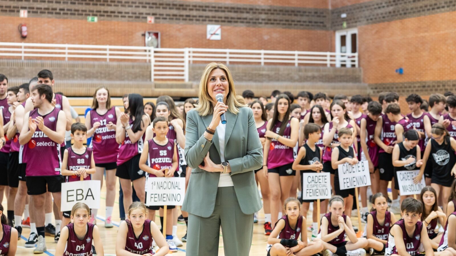 Tejero visita al Club Baloncesto Pozuelo durante la tradicional foto anual