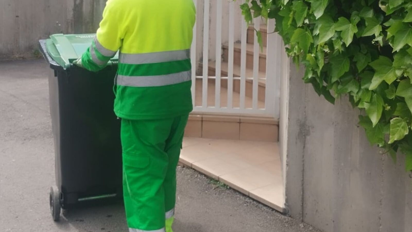 Pozuelo elimina las bolsas de plástico en la recogida de restos vegetales con el reparto de cubos a viviendas