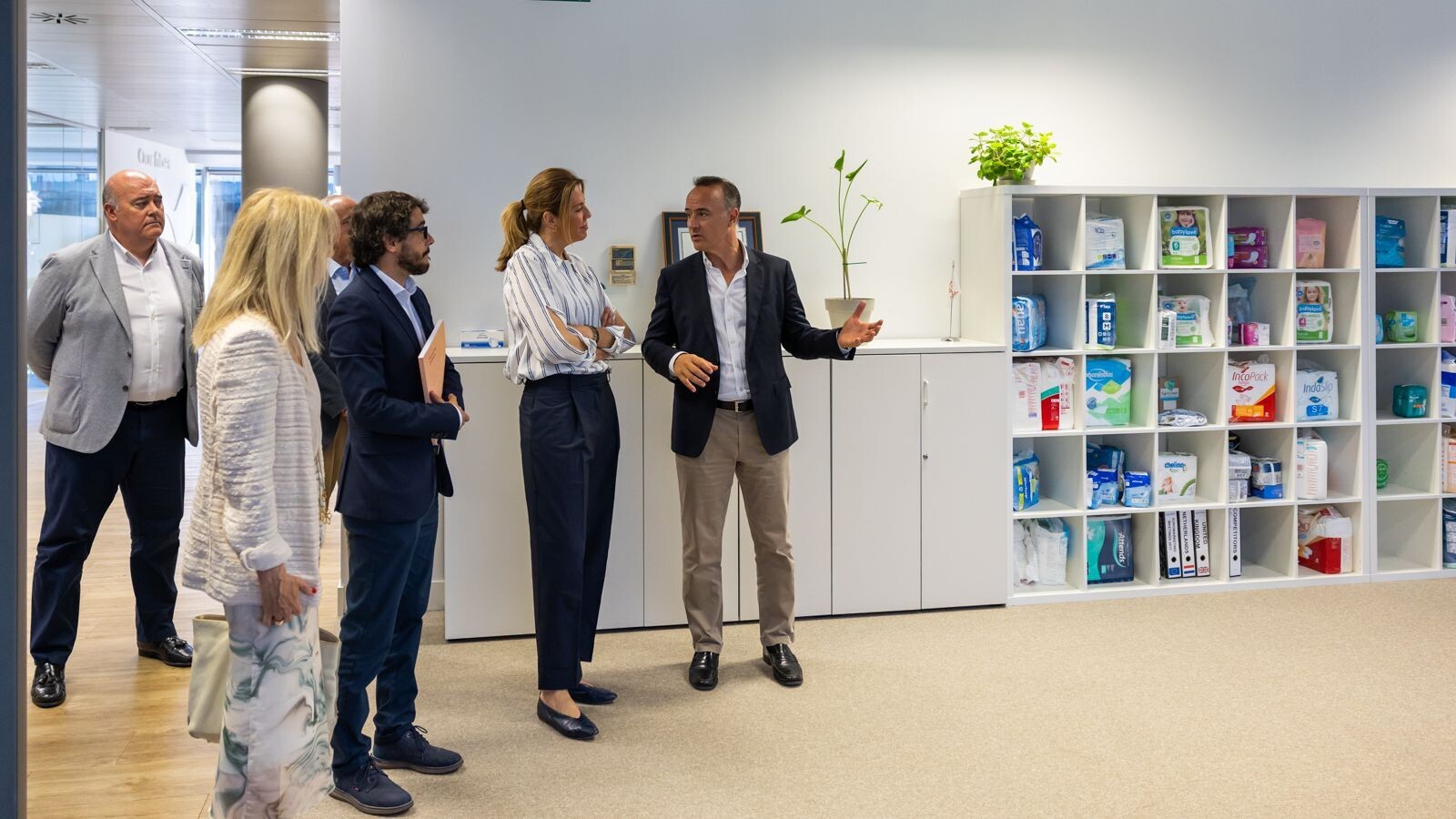 La alcaldesa visita la sede de INDAS en Pozuelo con motivo del 75 aniversario del laboratorio