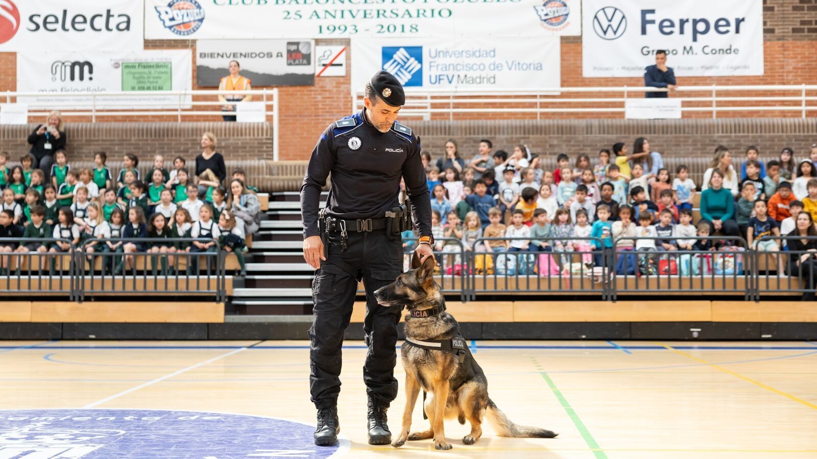 Más de 500 alumnos de Pozuelo asisten a una exhibición de unidades caninas de la Policía Municipal