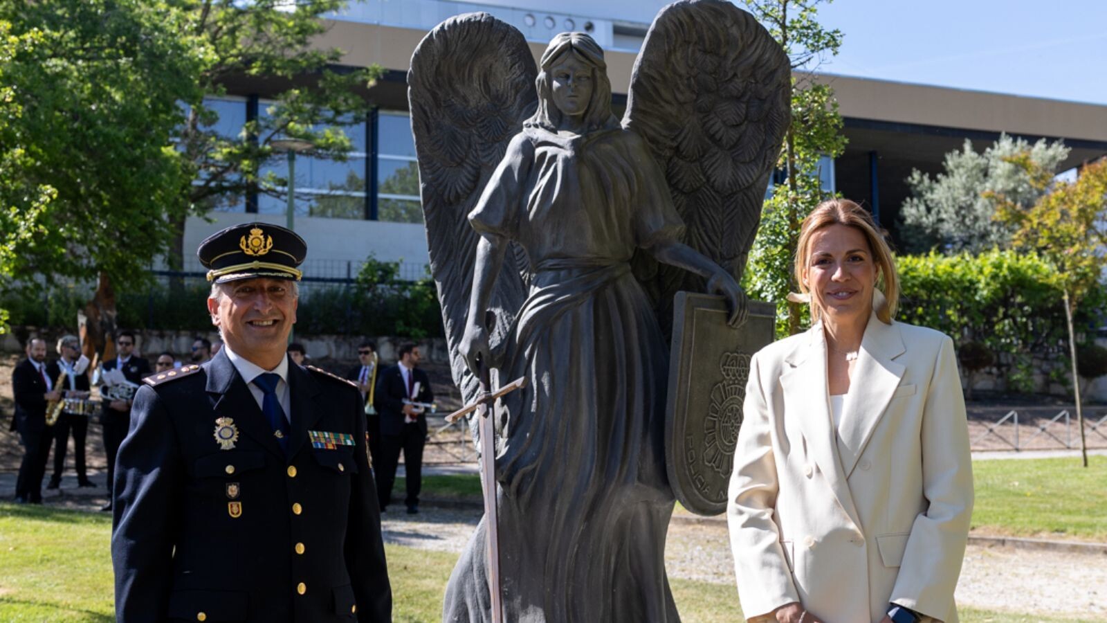 Pozuelo homenajea a la Policía Nacional con una escultura del Santo Ángel Custodio