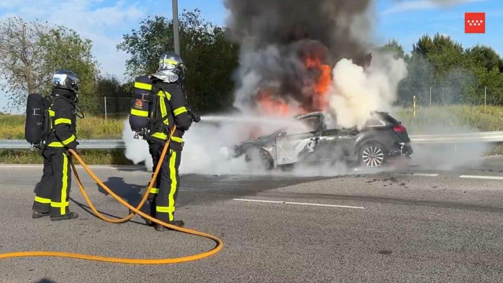 Un coche arde en la zona de Ciudad de la Imagen sin causar daños personales