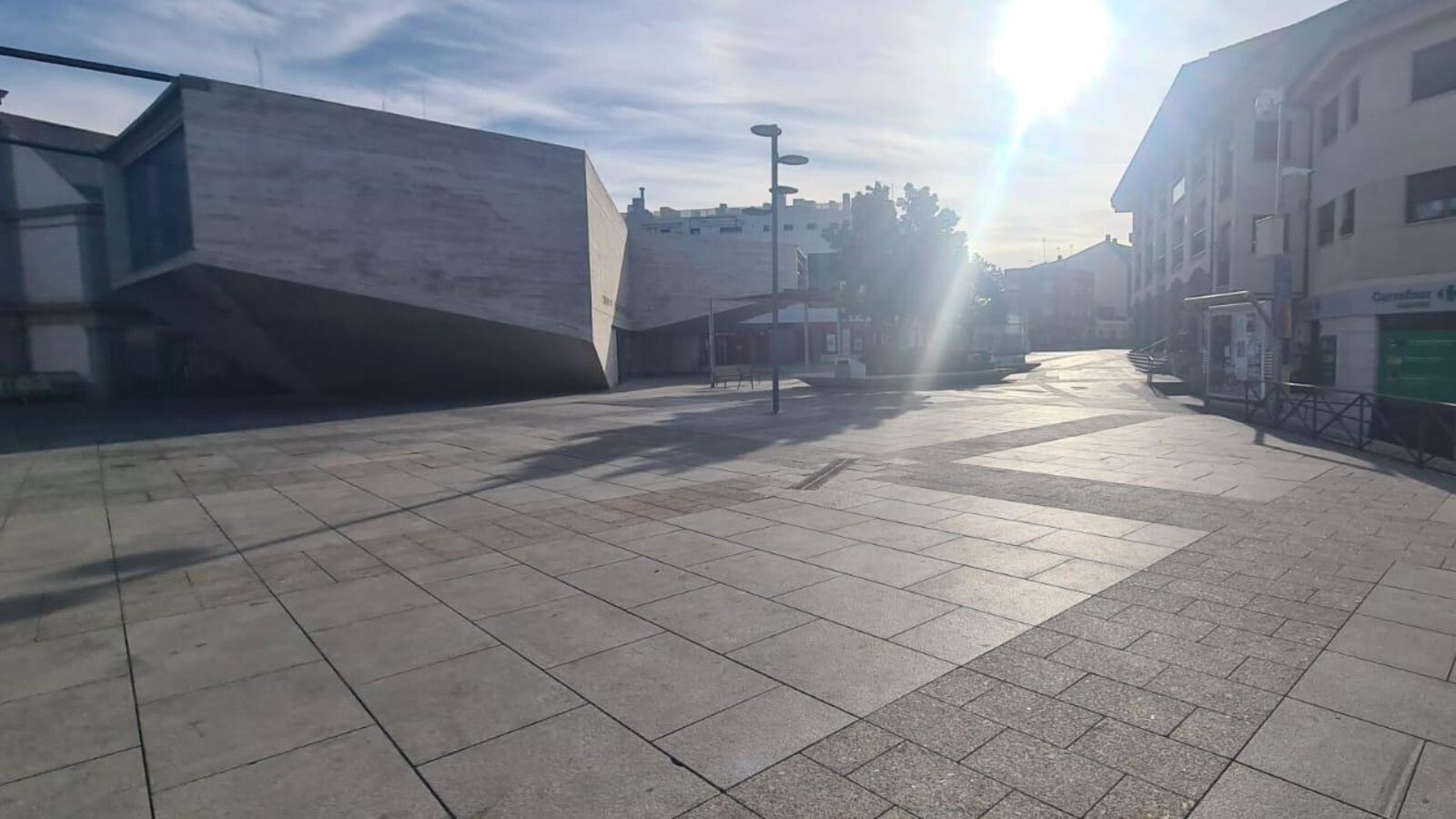 El Ayuntamiento refuerza la limpieza en la Plaza del Padre Vallet y su entorno con un lavado especial 