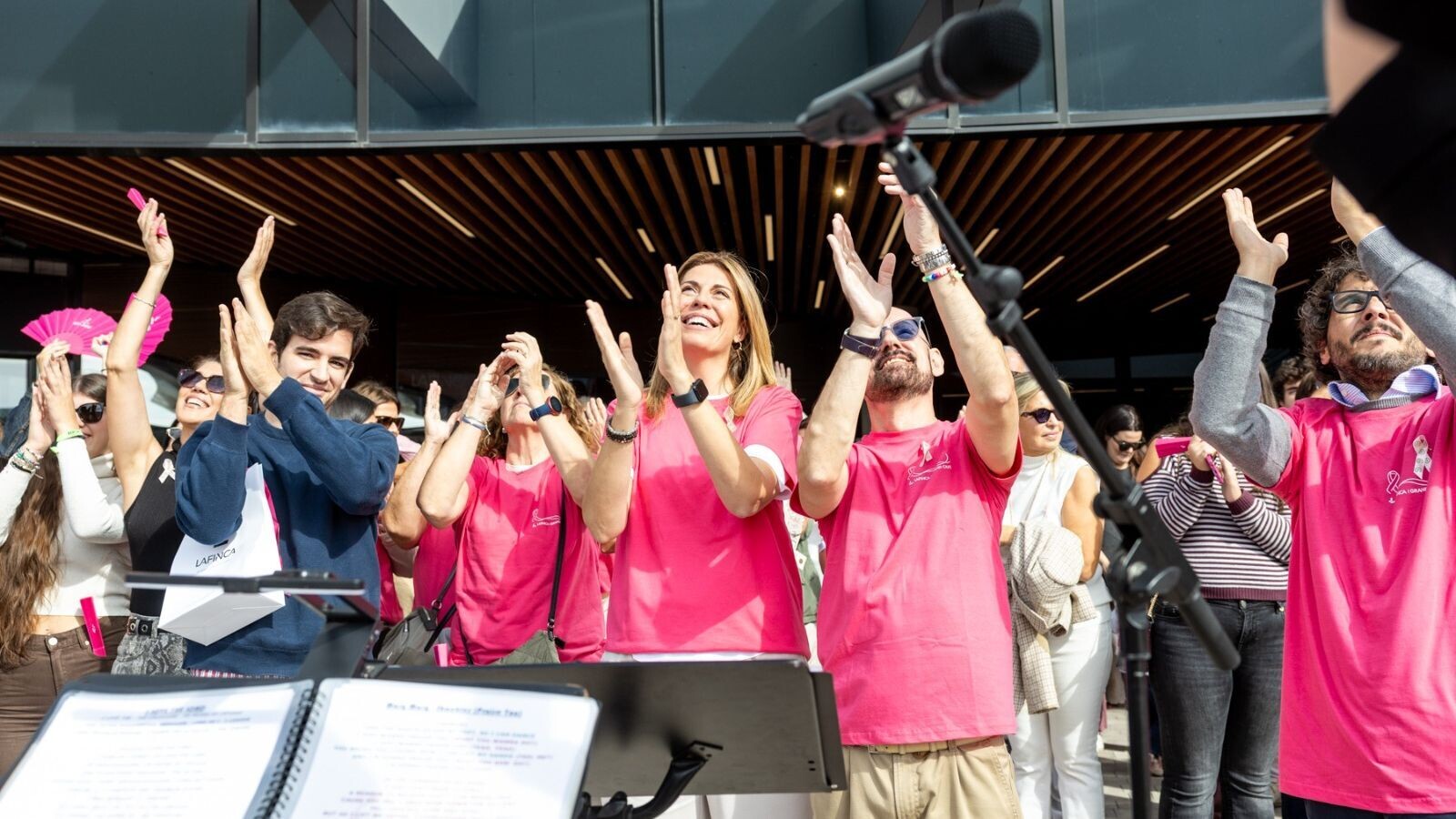 Pozuelo se tiñe de rosa en un acto de apoyo a las mujeres con cáncer de mama