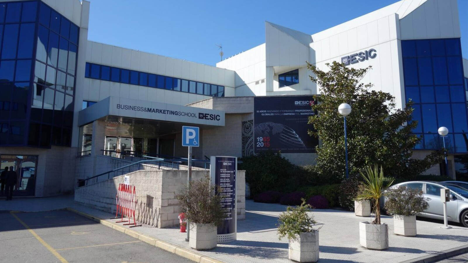 Sánchez matricula a su hija en una universidad privada de Pozuelo pese a haberlas calificado de “chiringuitos”