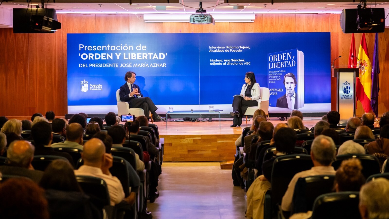 Aznar presenta su libro en Pozuelo y advierte de una inminente crisis constitucional
