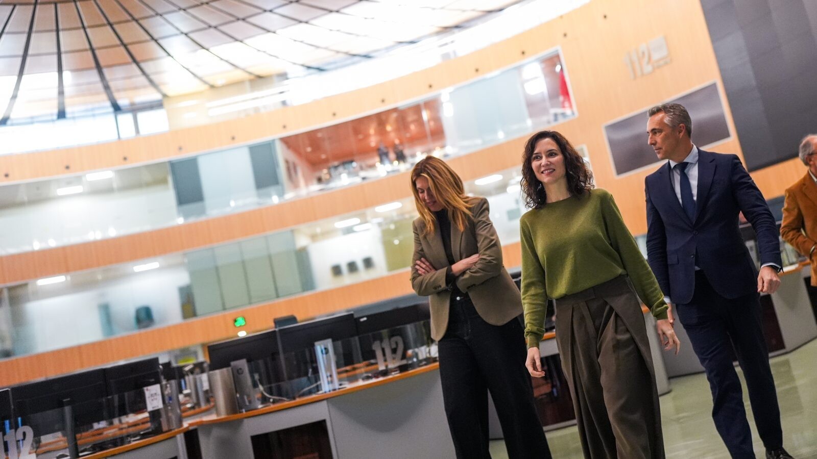 Díaz Ayuso visita el centro de emergencias de Pozuelo junto a Paloma Tejero y Carlos Novillo