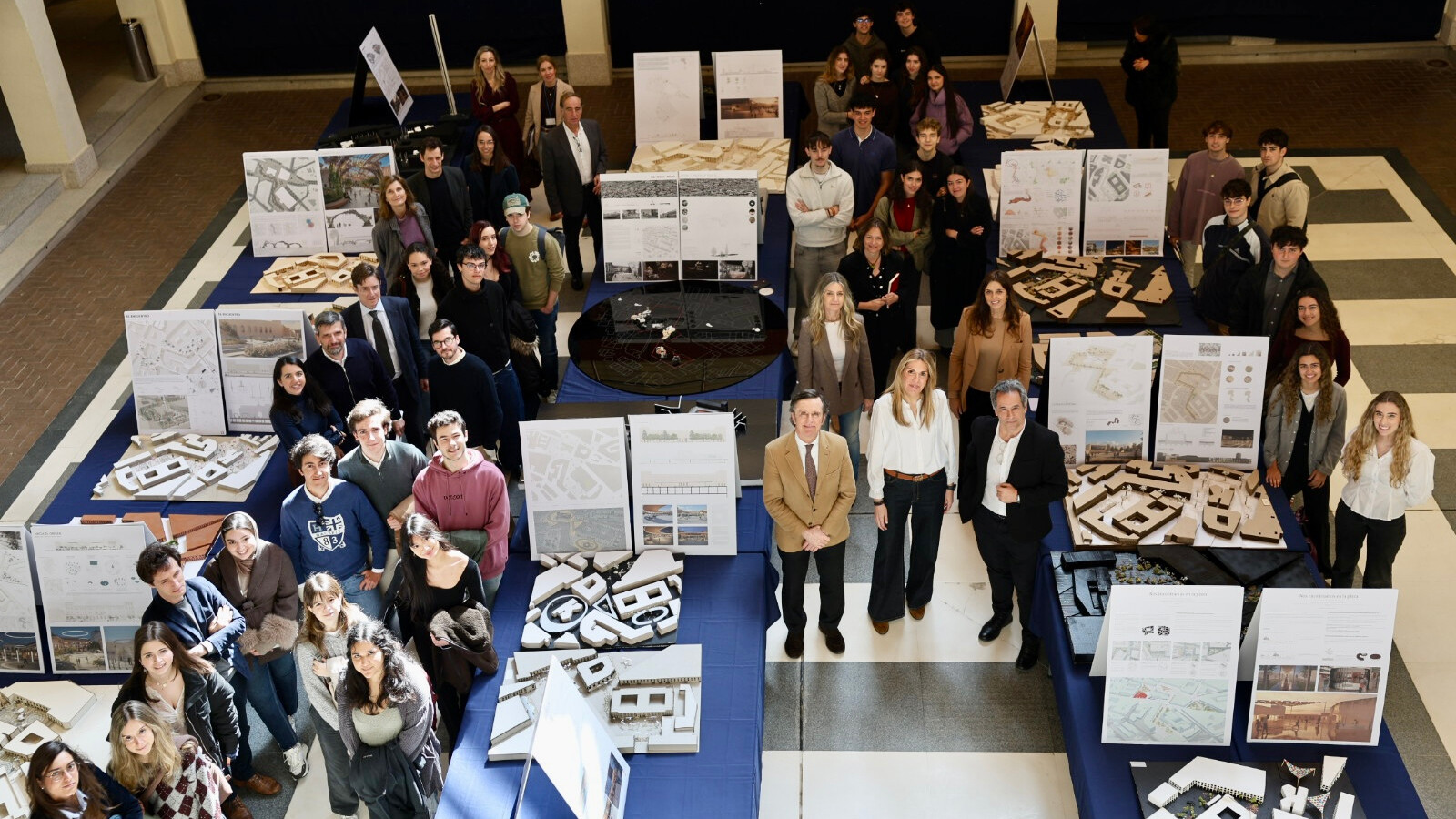 Pozuelo expone más de veinte proyectos para transformar las plazas Mayor y Padre Vallet