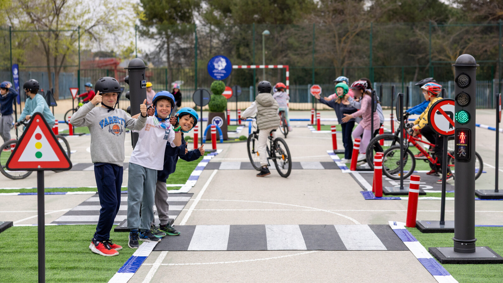Pozuelo impulsa la educación vial en colegios con un circuito práctico impartido por la Policía Municipal
