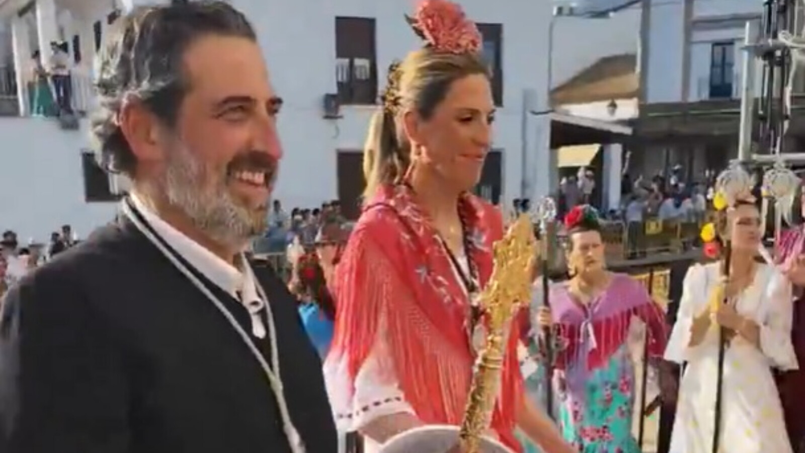 Paloma Tejero acompaña a la Hermandad del Rocío de Pozuelo ante la Blanca Paloma