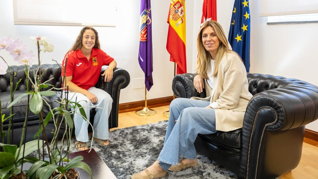 Paloma Tejero recibe a la jugadora de rugby Jimena Blanco
